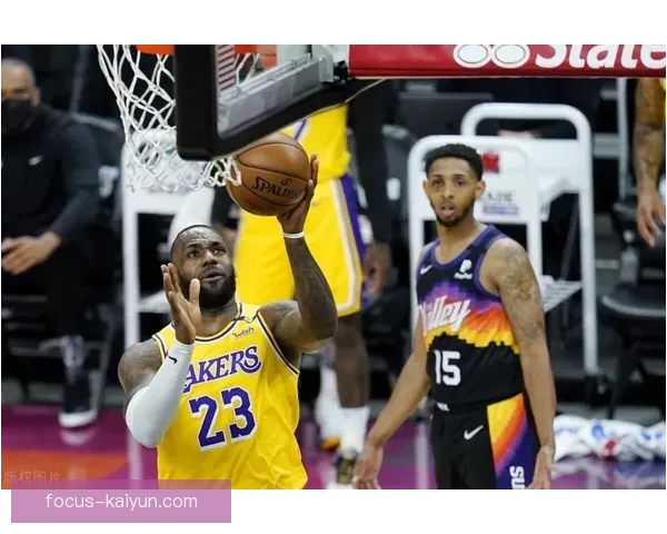 湖人詹姆斯关键三分逆转比赛带队士气爆棚